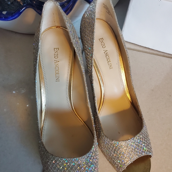 Gold Rush-3 1/2 inch worn once - Picture 2 of 3